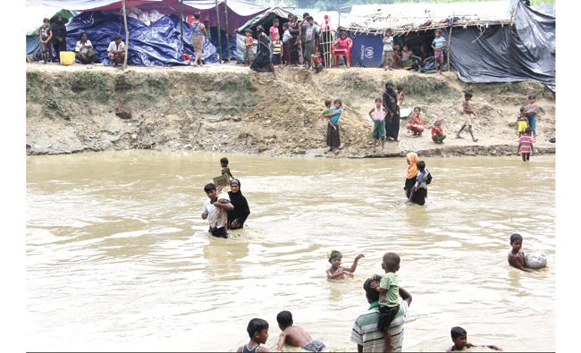 Rohingya refugees who fled violence in Myanmar are forced to live in abysmal conditions in a temporary camp near Bangladesh’s border with Myanmar. (AN photo)