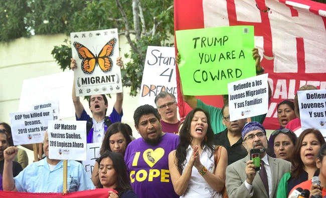 Immigrants and supporters demonstrate during a rally in support of the Deferred Action for Childhood Arrivals (DACA) program in Los Angeles on Tuesday, September 5, 2017. (AFP / FREDERIC J. BROWN)