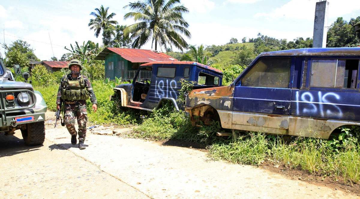 A government soldier patrols a deserted mountain village after pro-Islamic State militants, who had earlier taken over the village, had left, on the outskirts of Marawi city, southern Philippines September 5, 2017. REUTERS/Romeo Ranoco