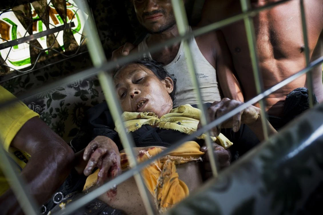 An injured elderly woman and her relatives rush to a hospital on an autorickshaw, near the border town of Kutupalong, Bangladesh. (AP)