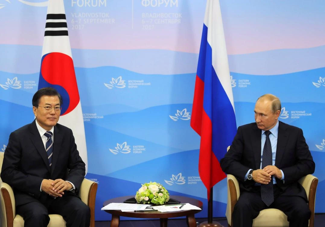 Russian President Vladimir Putin (R) and President of South Korea Moon Jae-in. (AFP)