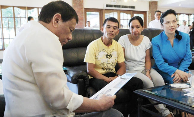 President Rodrigo Roa Duterte meets with Carlito and Eva Arnaiz, parents of Carl Angelo, the teenager killed after he allegedly tried to fight off responding policemen after robbing a taxi driver in Caloocan City, at Malago Clubhouse in Malacanang on Wednesday.