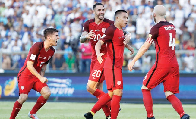 Bobby Wood of the US, second right, celebrates with teammates after scoring his team’s first goal during a 2018 World Cup qualifying soccer match against Honduras in San Pedro Sula, Honduras, Tuesday. The match ended in a 1-1 tie. (AP)