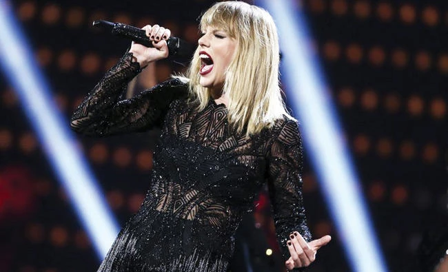 Taylor Swift performs at the DIRECTV NOW Super Saturday Night Concert in Houston, Texas. (AP)