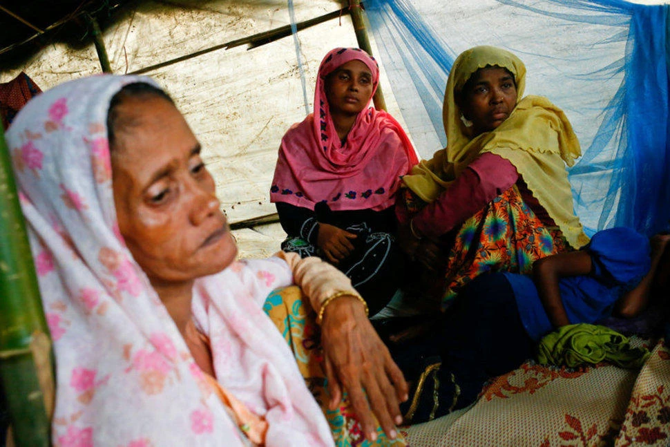 Bula Katum (R), 35, a Rohingya refugee woman sits in a makeshift shelter at Kutupalang Makeshift Camp in Cox’s Bazar, Bangladesh, September 4, 2017. (REUTERS)