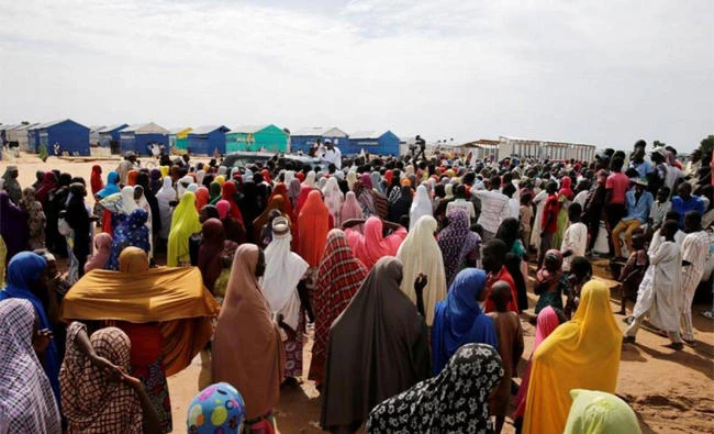 People gather at Bakassi camp, Borno, Nigeria July 18, 2017. (REUTERS/ Afolabi Sotunde)