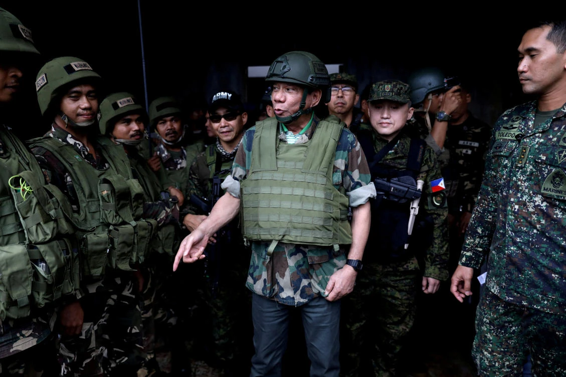 File: Philippine President Rodrigo Duterte wears a bulletproof vest and a helmet as he gives a pep talk to troops fighting the extremist Maute group in Marawi, Philippines August 24, 2017. Picture taken August 24, 2017. (Reuters)