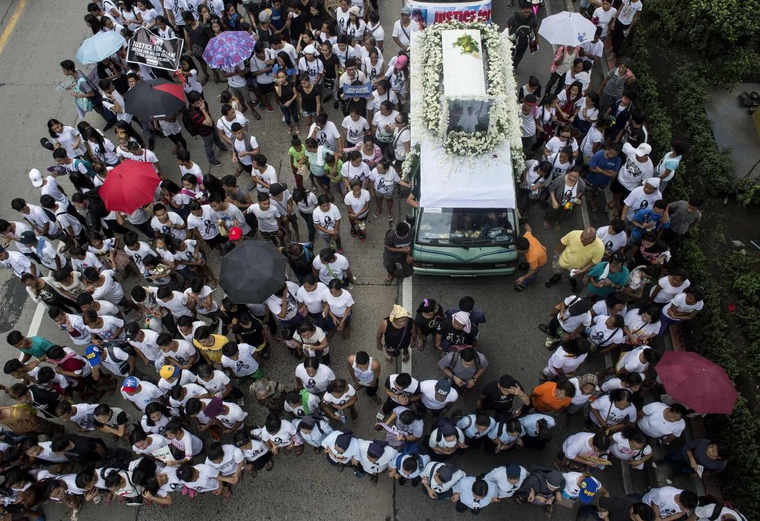 Relatives and supporters of 17-year-old student Kian Delos Santos, who was killed allegedly by police officers during an anti-drug raid, participate in a funeral march for Kian in Manila on August 26, 2017. (AFP)