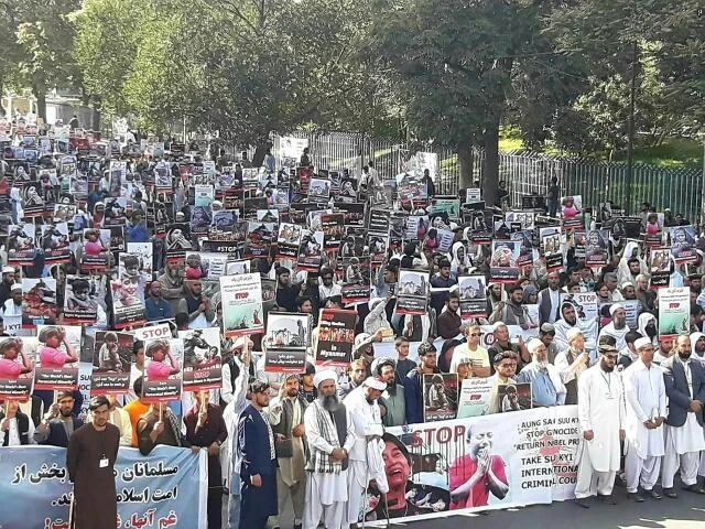 Thousands of Afghans take out a rally in Eastern Nangarhar on Friday to protest the killings of innocent Rohingya Muslims in Myanmar. (AN photo)