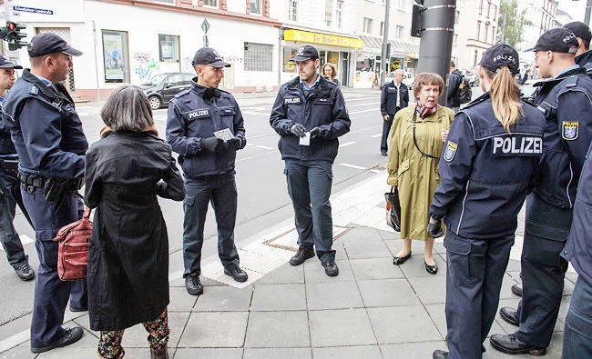 An elderly woman speaks with policemen in Frankfurt am Main, western Germany, in this September 3, 2017 photo. (AFP)