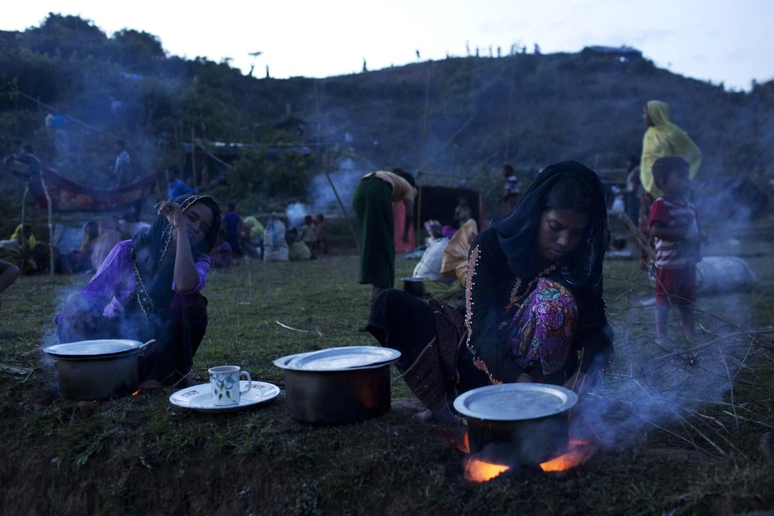 Rohingya ethnic minority, who have just crossed over to Bangladesh from Myanmar, cook a meal near Cox's Bazar's Gundum area, Saturday, Sept. 2, 2017. Tens of thousands more people have crossed by boat and on foot into Bangladesh in the last 24 hours as they flee violence in western Myanmar, the UNHCR said Saturday. (AP)