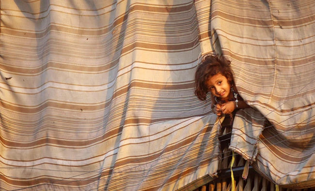 Civilians fleeing Syria’s Raqqa find shelter in ruined town