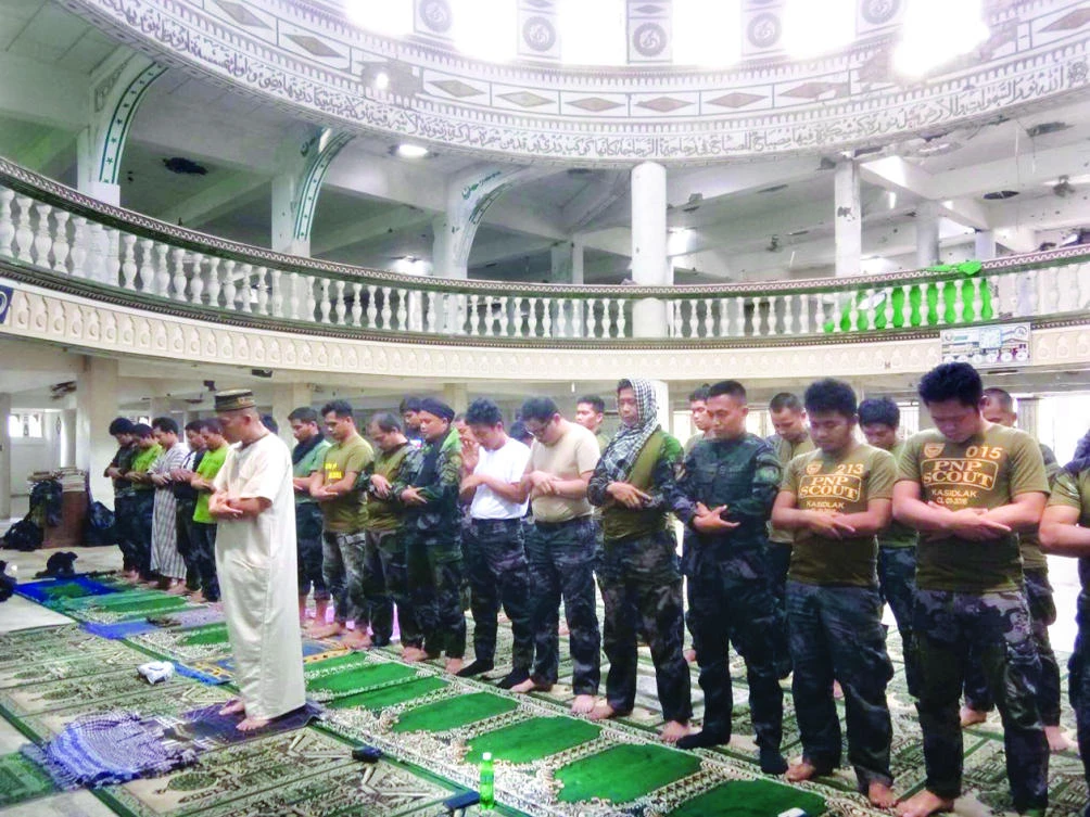 Philippine troops offering Friday prayers at the Grand Mosque in Marawi. (Photo courtesy of Joint Task Force Marawi)