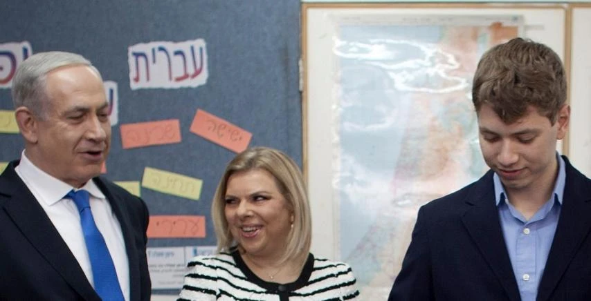 Yair Netanyahu, the son of Israeli Prime Minister Benjamin Netanyahu, left, casts his ballot together with his parents at a polling station in 2013. (File photo by AP)