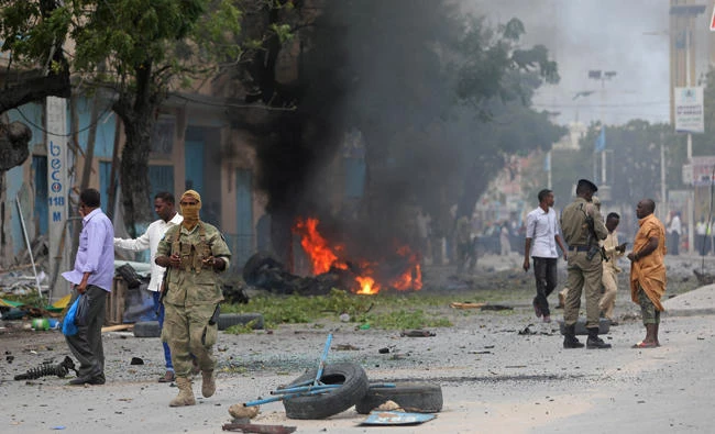 Somali government soldiers stand at the scene of an explosion in Maka al-Mukara streets in Mogadishu, Somalia, August 27, 2017. (Reuters)