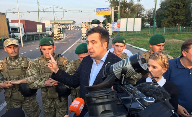 Former Georgian President Mikheil Saakashvili speaks with journalists as he is stopped by soldiers at the border between Poland and Ukraine, in Medyka, southeastern Poland, on September 10, 2017. (AFP / Michel Vuateau)