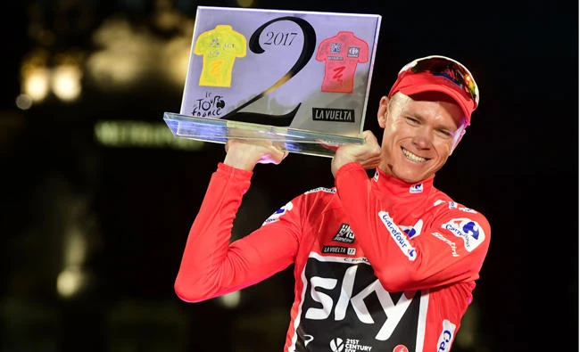 Team Sky's British cyclist Chris Froome celebrates on the podium winning the 72nd edition of "La Vuelta" Tour of Spain cycling race, in Madrid, on September 10, 2017. (AFP / JOSE JORDAN)