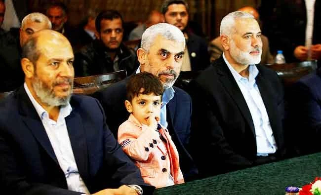 Hamas leader Ismail Haniyeh (R) and Hamas Gaza Chief Yahya Al-Sinwar attend a ceremony announcing a new policy document, in Gaza City, in this May 1, 2017 photo. (REUTERS)