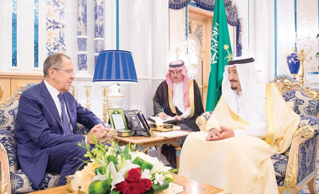 King Salman receives Russian Foreign Minister Sergey Lavrov at Al-Salam Palace in Jeddah on Sunday. (SPA)