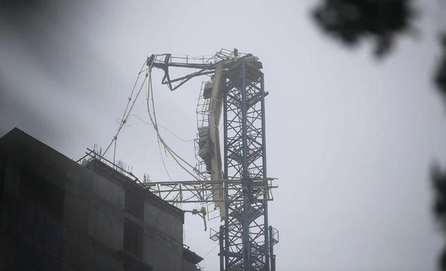 A crane tower is seen after part of it collapsed from the winds of Hurricane Irma on September 10, 2017 in Miami, Florida, US. H(Joe Raedle/Getty Images/AFP)