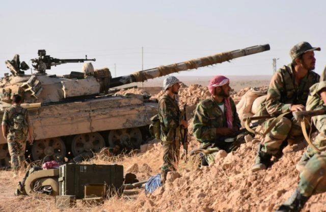 Syrian pro-government forces hold a position near the village of al-Maleha, in the northern countryside of Deir Ezzor, on September 9, 2017, during the ongoing battle against Daesh group jihadists. (AFP)