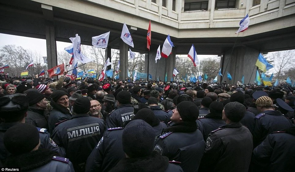 Ukrainian police separate ethnic Russians and Crimean Tatars during rallies near the Crimean parliament building in Simferopol, on February 26, 2014. (File photo by Reuters)