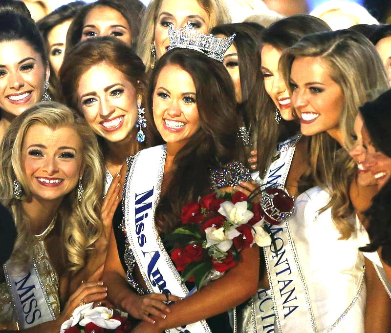 New Miss America Cara Mund poses for a photo with contestants during Miss America 2018 pageant,
in Atlantic City. (AP)