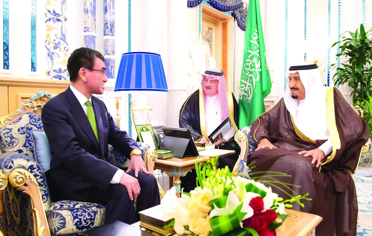 King Salman receives Japanese Foreign Minister Taro Kono at Al-Salam Palace in Jeddah on Monday. (SPA)