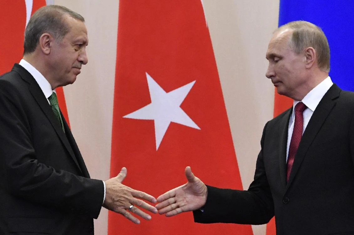 Russian President Vladimir Putin (R) shakes hands with his Turkish counterpart Recep Tayyip Erdogan. (AFP)