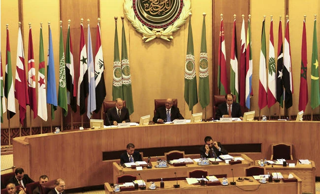Secretary General of the Arab League Ahmed Aboul Gheit (L) chairs the Arab foreign ministers meeting to discuss the latest developments in Middle Eastern affairs on September 12, 2017, in Cairo. (AFP / MOHAMED EL-SHAHED)