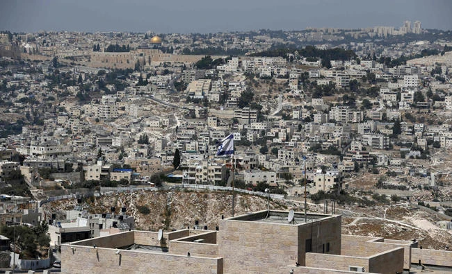 A picture taken on September 10, 2017 from Jabel Mukaber, a Palestinian neighbourhood In Israeli-occupied East Jerusalem shows the Israeli settlement of Nof Zion in the foreground, and the Old City of Jerusalem with the Dome of the Rock in the background. (AFP / AHMAD GHARABLI)
