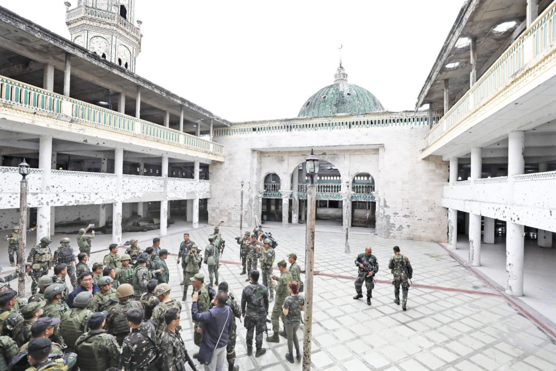 The Philippine president visits the Grand Mosque, which was recently liberated by government troops after three months of fighting with the militants. (AN photo)