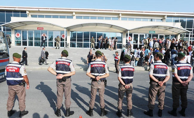 Turkish soldiers stand guard outside the Silivri Prison and Courthouse complex during trial of 17 writers, executives and lawyers of the secularist Cumhuriyet newspaper in Silivri near Istanbul, Turkey, on Monday. (REUTERS)