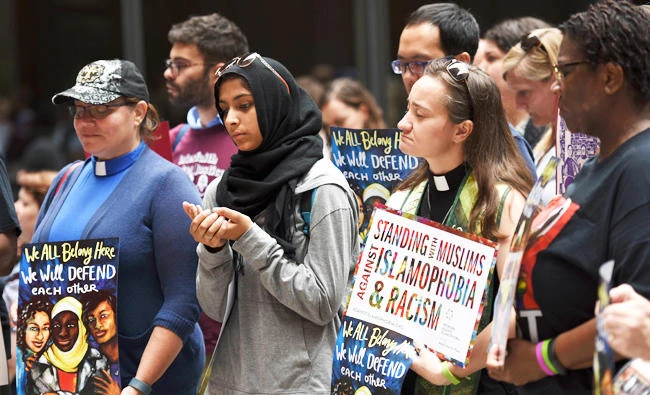 Chicago interfaith community gathered for a service to show solidarity with the people of Charlottesville, Va., in this Aug. 14, 2017 photo, in Chicago. (AP)