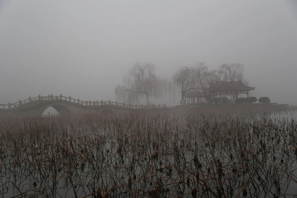 Heavy smog is seen during a polluted day at the Daming Lake in Jinan, Shandong province. (Reuters)