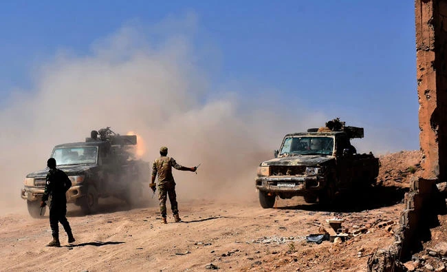 Syrian forces begin their advance on the area of Bughayliyah, on the northern outskirts of Deir Ezzor on Wednesday, during their ongoing battle against the Daesh group. (AFP)