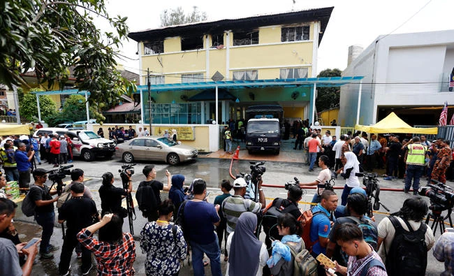 Media crowd outside religious school Darul Quran Ittifaqiyah after a fire broke out in Kuala Lumpur on September 14, 2017. (REUTERS/Lai Seng Sin)