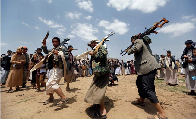 Followers of the Shi'ite Houthi movement perform the traditional Baraa dance during a ceremony in Sanaa, Yemen, on September 9, 2017. (REUTERS/Khaled Abdullah file photo)