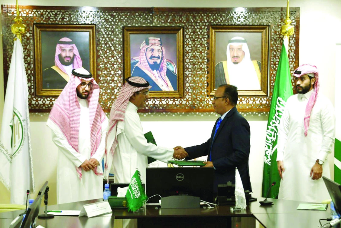Ahmed bin Ali Bayez, KSRelief supervisor for operations and programs, left, signs contract with Al-Safwa Hospital in Taiz governorate on Wednesday. (SPA)