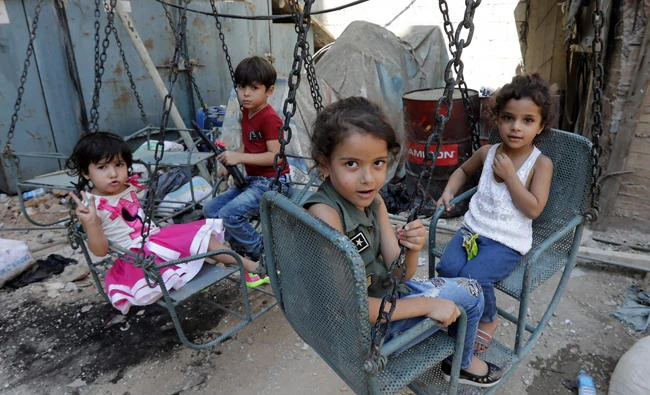 Syrian refugee children play on a street in the Palestinian Shatila refugee camp, on the southern outskirts of the Lebanese capital Beirut, on September 1, 2017. The UN High Commissioner for Refugees on Thursday said it has halted cash assistance to 20,000 Syrian families in Lebanon due to a shortage of international aid. (AFP / ANWAR AMRO)