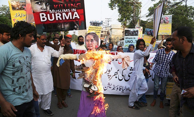 Pakistani protesters burn an effigy of Myanmar State Counsellor Aung San Suu Kyi during a demonstration to condemn ongoing violence against the Rohingya Muslim minority in Myanmar, in Lahore, Pakistan, in this Sept.10, 2017 photo. (AP)