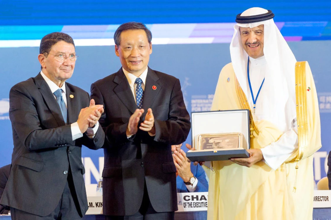 SCTH President Prince Sultan bin Salman, right, receives award from the Chinese deputy prime minister, and the secretary-general of the WTO, Taleb Al-Rifai, left, in Chengdu on Wednesday. (SPA)
