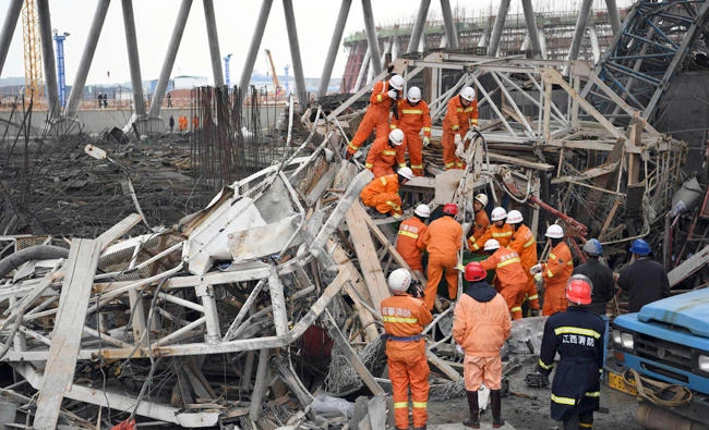 China punishes 31 for deadly construction accident