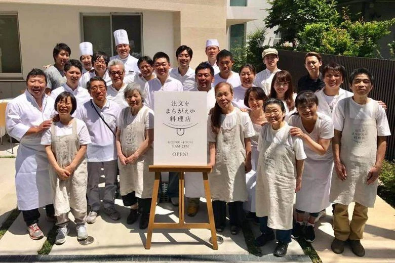 Diners have no complaints about the service at a pop-up restaurant in central Tokyo, where the 17 waiters and waitresses all suffer from dementia. (Photo courtesy: social media)