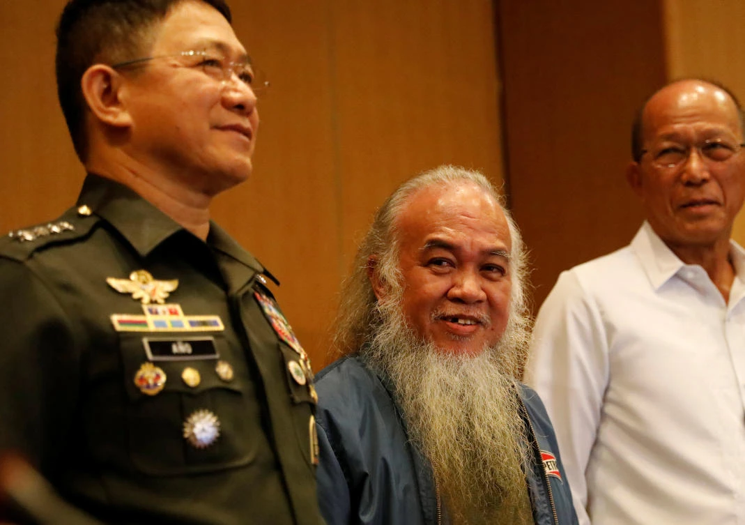 Marawi's vicar-general Father Teresito "Chito" Soganub smiles as he is flanked by Philippine Armed Forces chief Eduardo Ano (L) and Defence Secretary Delfin Lorenzana, after soldiers rescued him from the Daesh-linked rebels stronghold in Marawi, during a news conference in Quezon City, Metro Manila, Philippines September 18, 2017. (REUTERS)
