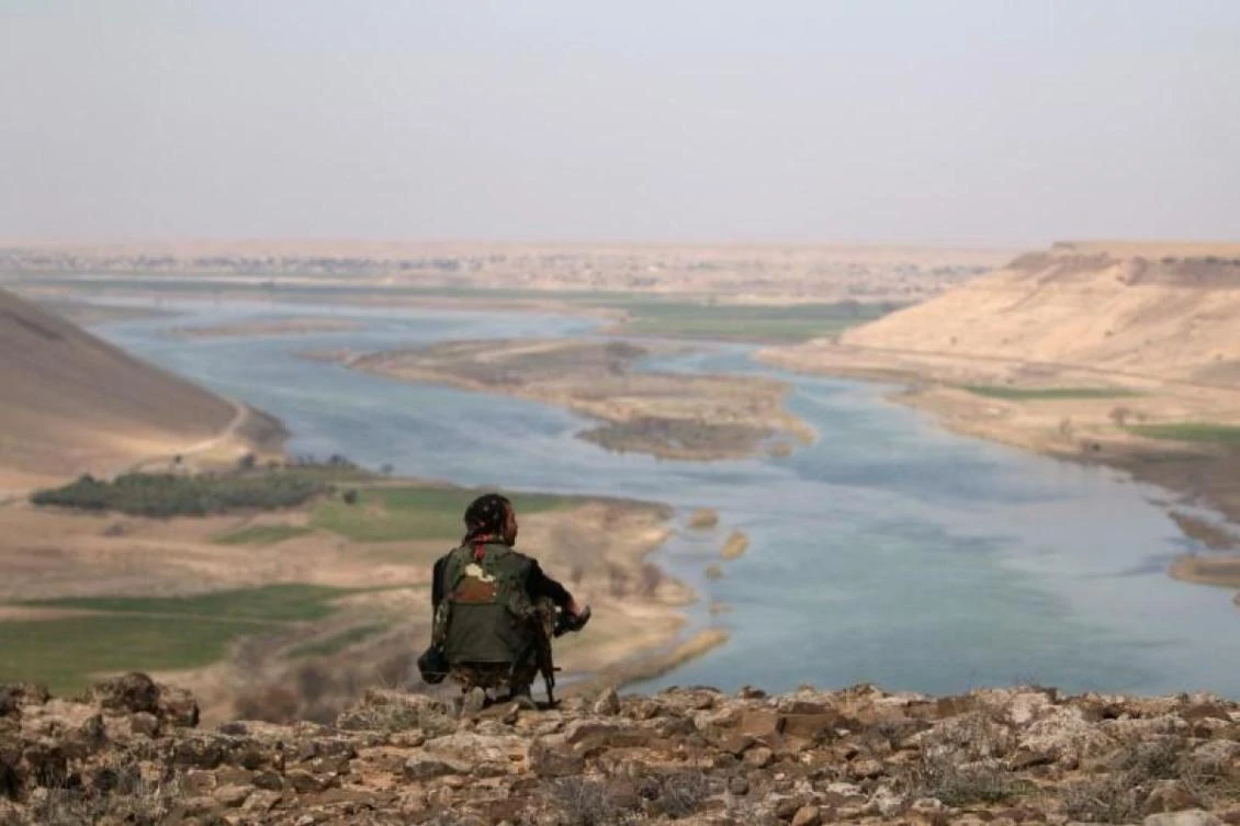 A Syrian Democratic Forces(SDF) fighter rests while looking over the Euphrates River, north of Raqqa city, Syria March 8, 2017. (REUTERS)