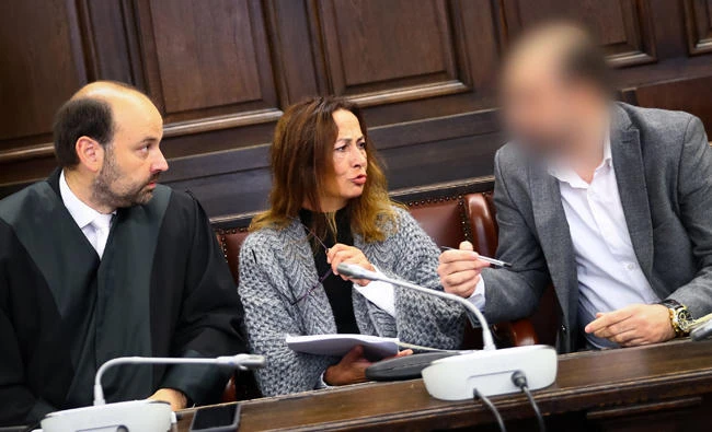 Turkish citizen Mehmet S sits in a court room next to his lawyer Marvin Schroth (L) and interpreter Suzan Hilal ahead the beginning of the trail in Hamburg, northern Germany, on September 7, 2017. The 32-year old is accused of having spied on Kurds in Germany for the Turkish National intelligence Organization MIT. The rift between Turkey and Germany has worsened, with Ankara summoning the German ambassador on Saturday over a rally in Cologne that Ankara said was organized by supporters of Kurdish militants. (AFP / POOL dpa / Christian Charisius)