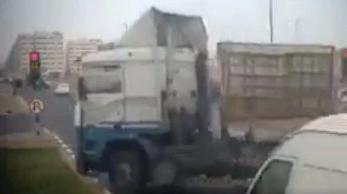 VIDEO: Articulated truck in UAE near miss at red light