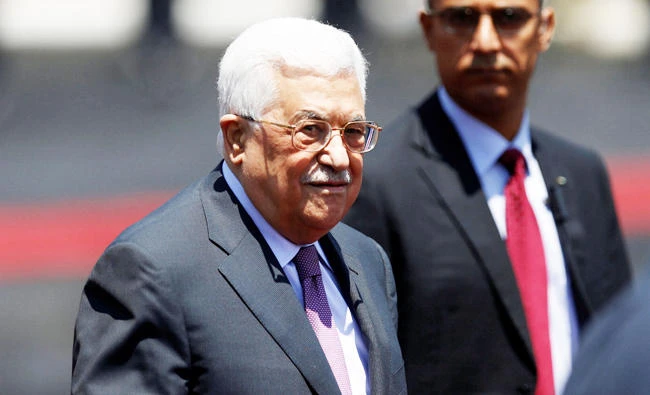 Palestinian President Mahmoud Abbas stands during a reception ceremony for Jordan's King Abdullah II in the West Bank city of Ramallah, in this August 7, 2017 photo. (REUTERS)