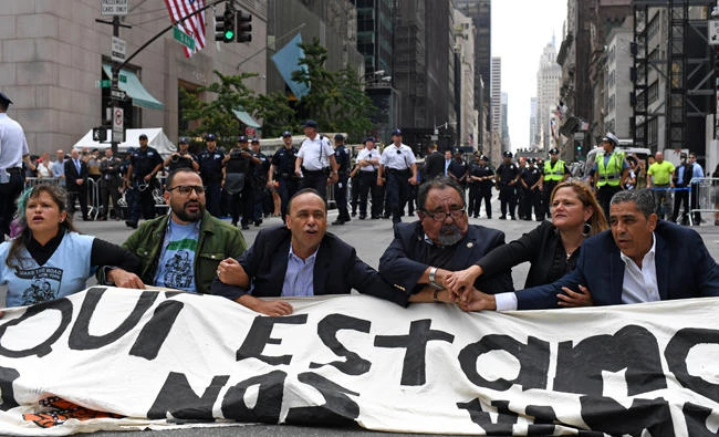 US lawmakers block traffic on New York City's 5th Avenue during a rally to demand that President Donald Trump works with Congress to pass a clean DREAM Act on the sideline of the United Nations General Assembly on Tuesday, September 19, 2017. (REUTERS/Darren Ornitz)